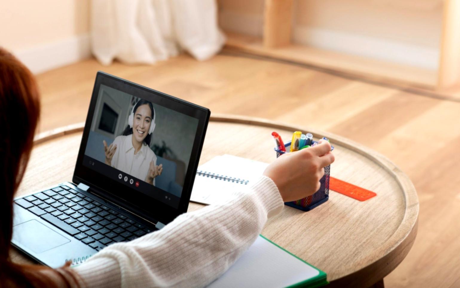 Сучасне робоче місце дизайнера інтерфейсів з комп'ютером та креативними інструментами