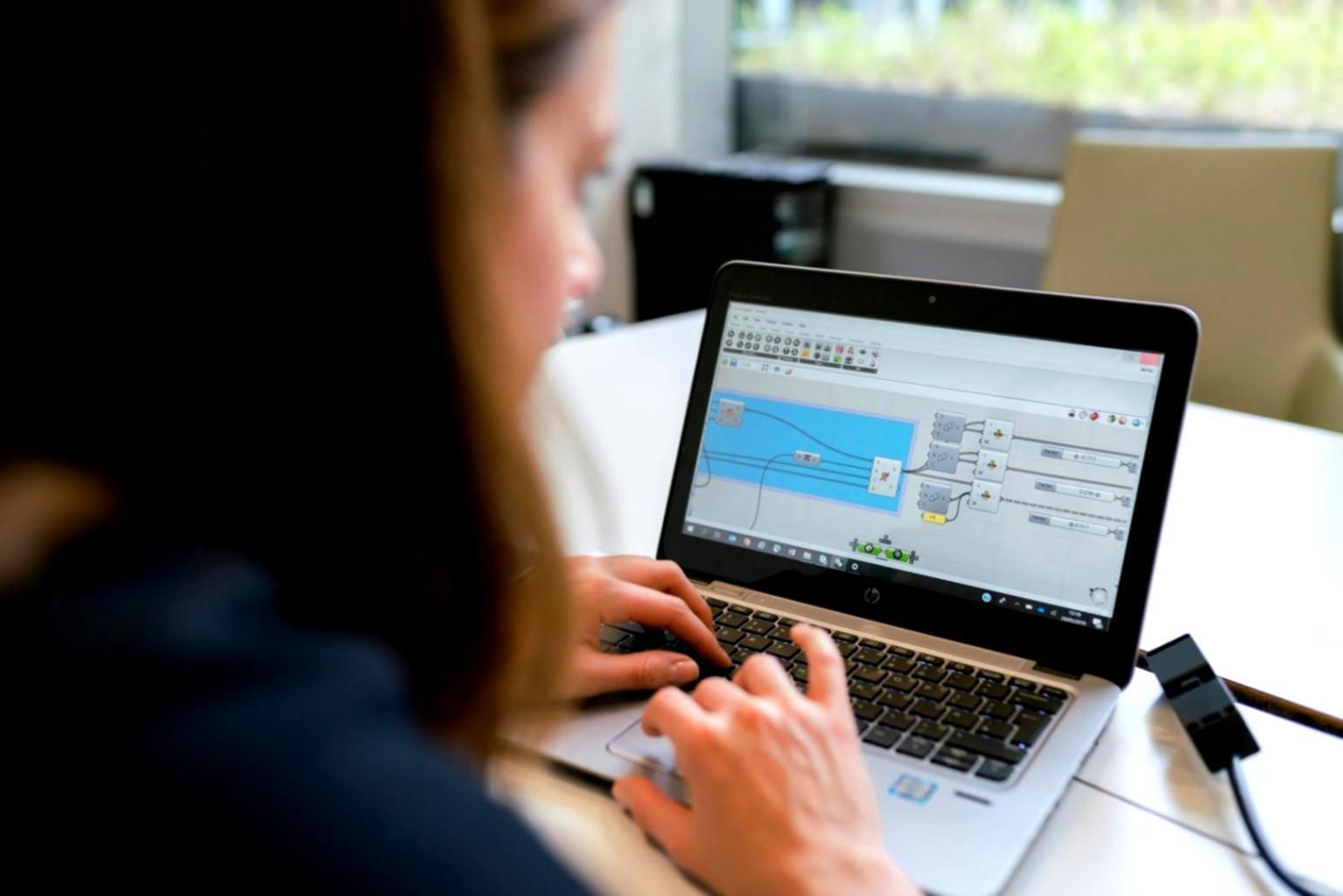 Учасники навчальної програми працюють над груповим проектом